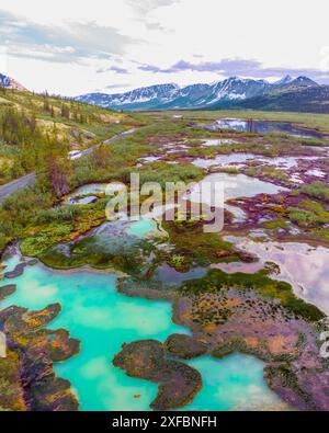 Drohnen, Luftaufnahmen von bunten Seen und Teichen in der kanadischen Wildnis. Abstrakt, Druck, Kunst, Wandkunst. Stockfoto