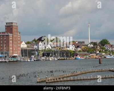 Hafenblick mit Booten und historischen Gebäuden unter bewölktem Himmel, Kappeln, Schlewsig-Holstein, Deutschland Stockfoto