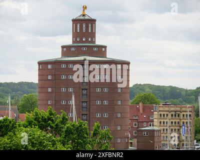 Großer, runder Wasserturm aus rotem Backstein mit Balkonen und Fenstern vor bewölktem Himmel, Eckernförde, schlewsiwg-holstein, deutschland Stockfoto