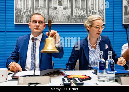 Alice Weidel und Thino Chrupalla AfD geben ein Pressestatement vor der Fraktionssitzung im Bundestag am 2. Juli 2024. AFD-Erklärung vor der Fraktionssitzung *** Alice Weidel und Thino Chrupalla AfD geben vor der Fraktionssitzung im Bundestag am 2. Juli 2024 eine Pressemitteilung der AfD vor der Fraktionssitzung ab Stockfoto