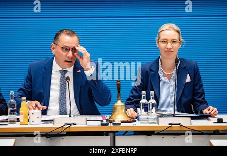 Alice Weidel und Tino Chrupalla AfD vor der Fraktionssitzung im Bundestag am 2. Juli 2024. Fraktionssitzungen im Bundestag *** Alice Weidel und Tino Chrupalla AfD vor der Fraktionssitzung im Bundestag am 2. Juli 2024 Parlamentarische Fraktionssitzungen im Bundestag Stockfoto