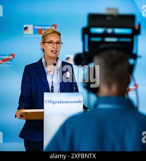 Alice Weidel gibt ein Statement vor der Fraktionssitzung der AfD im Bundestag am 2. Juli 2024. AFD-Erklärung vor der Fraktionssitzung *** Alice Weidel gibt eine Erklärung vor der Fraktionssitzung der AfD im Bundestag am 2. Juli 2024 vor der Fraktionssitzung der AfD ab Stockfoto