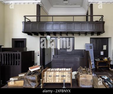 Shire Hall Museum, Agincourt Square, Monmouth, Monmouthshire, Wales, UK – Innenansicht des ehemaligen Court of Assizes und Viertelsitzungen Stockfoto