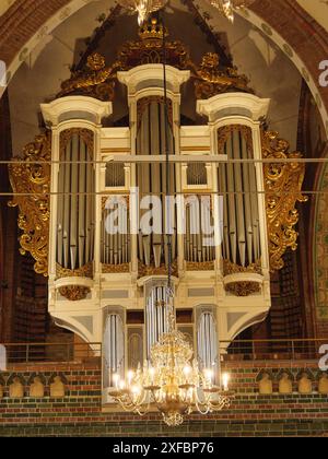 Aufwendig verzierte Kirchenorgel mit goldenen Ornamenten und Zinnpfeifen, Stein, schleswig. deutschland Stockfoto