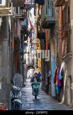 Die Vico Maiorani einer typischen schmalen Seitenstraße das Centro Storico, dem historischen Zentrum von Neapel, Italien. Stockfoto