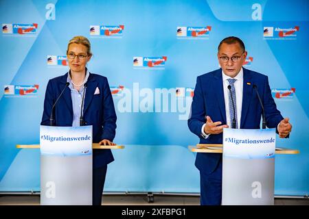 Alice Weidel und Tino Chrupalla AfD geben ein Pressestatement vor der Fraktionssitzung im Bundestag am 2. Juli 2024. AFD-Erklärung vor der Fraktionssitzung *** Alice Weidel und Tino Chrupalla AfD geben vor der Fraktionssitzung im Bundestag am 2. Juli 2024 eine Pressemitteilung der AfD vor der Fraktionssitzung ab Stockfoto