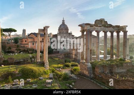 Blick über das Forum Romanum vom Palatin, mit den Bogen des Septimius Severus in der Mitte und die Altare della Patria in der Stockfoto