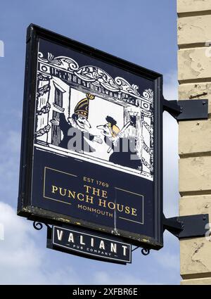 Traditionelles hängendes Pub-Schild im Punch House - Public House, Restaurant - Agincourt Square, Monmouth, South Wales, Wales, UK - ein historisches inn. Stockfoto