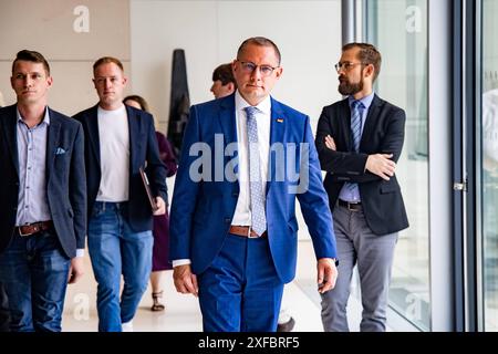 Tino Chrupalla AfD, C kommt zu einem Pressestatement vor der Fraktionssitzung im Bundestag am 2. Juli 2024. AFD-Erklärung vor der Fraktionssitzung *** Tino Chrupalla AfD, C kommt zu einer Pressemitteilung vor der Fraktionssitzung im Bundestag am 2. Juli 2024 AfD-Erklärung vor der Fraktionssitzung Stockfoto