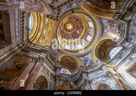 Das Innere der Barockkirche Sant'Agnese aus dem 17. Jahrhundert in Agone mit Blick auf die Kuppel. Piazza Navona, Rom, Italien Stockfoto