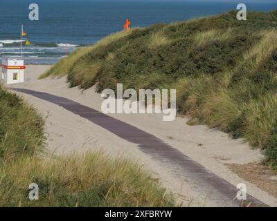 Sandweg in den Dünen führt vorbei an einem Rettungsturm zum Meer, Grasdünen, Juist, ostfriesland, deutschland Stockfoto