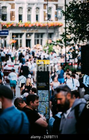 London, Großbritannien - 27. Juni 2024: Geschäftige Londoner Straßenszene mit Menschenmassen in Farrington, London Stockfoto