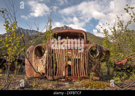 Ein alter, rostiger, alter Truck, eingebettet in die Wildnis mit Sommer-Bergkulisse. Aufgenommen auf der North Canol Road im Norden Kanadas Stockfoto