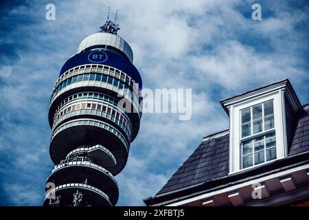 London, Großbritannien - 27. Juni 2024: Der BT Tower in London erhebt sich hoch über einem hellblauen Himmel mit geschwollenen weißen Wolken am Horizont Stockfoto