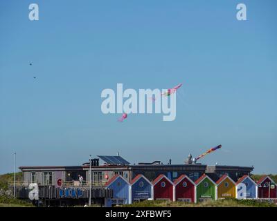 Bunt bemalte Gebäude mit Drachen, die über dem hellblauen Himmel fliegen Stockfoto