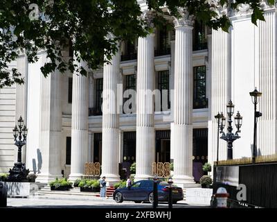 Säulen am Eingang zum Four Seasons Hotel (ehemaliges PLA-Gebäude) neben Trinity Square und Tower Hill, London, England. Stockfoto