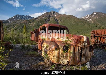 Ein alter, rostiger, alter Truck, eingebettet in die Wildnis mit Sommer-Bergkulisse. Aufgenommen auf der North Canol Road im Norden Kanadas Stockfoto