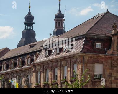 Historisches Gebäude mit imposanten Türmen und vielen Fenstern unter blauem Himmel, speyer, deutschland Stockfoto