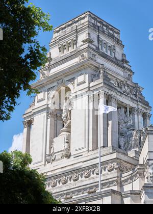 Tower of the Four Seasons Hotel (ehemaliges PLA-Gebäude) neben Trinity Square und Tower Hill, London, England. Stockfoto