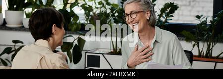Zwei Frauen unterhalten sich in einem professionellen Büro. Stockfoto