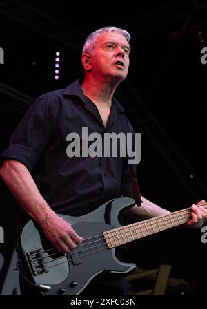 Guildford / UK - 29. Juni 2024: Das ursprüngliche Bandmitglied Jean-Jacques Burnel tritt mit den Stranglers auf dem Guilfest Music Festival in Guildford, Surrey, UK. Stockfoto