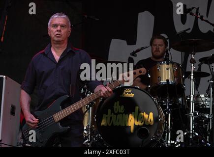 Guildford / UK - 29. Juni 2024: Das ursprüngliche Bandmitglied Jean-Jacques Burnel tritt mit den Stranglers auf dem Guilfest Music Festival in Guildford, Surrey, UK. Stockfoto