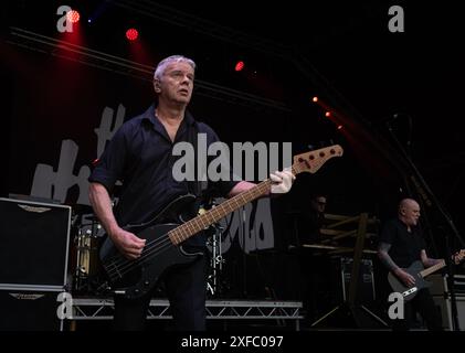 Guildford / UK - 29. Juni 2024: Das ursprüngliche Bandmitglied Jean-Jacques Burnel tritt mit den Stranglers auf dem Guilfest Music Festival in Guildford, Surrey, UK. Stockfoto