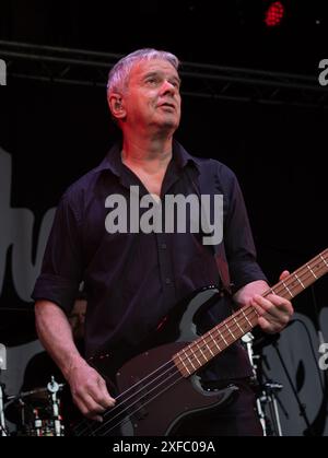 Guildford / UK - 29. Juni 2024: Das ursprüngliche Bandmitglied Jean-Jacques Burnel tritt mit den Stranglers auf dem Guilfest Music Festival in Guildford, Surrey, UK. Stockfoto