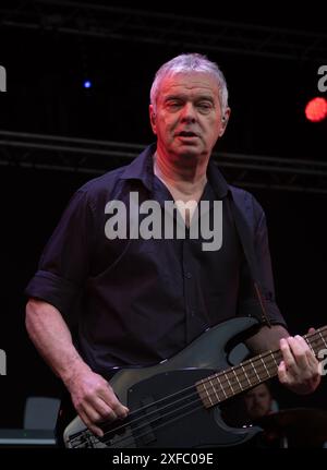 Guildford / UK - 29. Juni 2024: Das ursprüngliche Bandmitglied Jean-Jacques Burnel tritt mit den Stranglers auf dem Guilfest Music Festival in Guildford, Surrey, UK. Stockfoto
