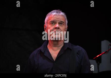 Guildford / UK - 29. Juni 2024: Das ursprüngliche Bandmitglied Jean-Jacques Burnel tritt mit den Stranglers auf dem Guilfest Music Festival in Guildford, Surrey, UK. Stockfoto
