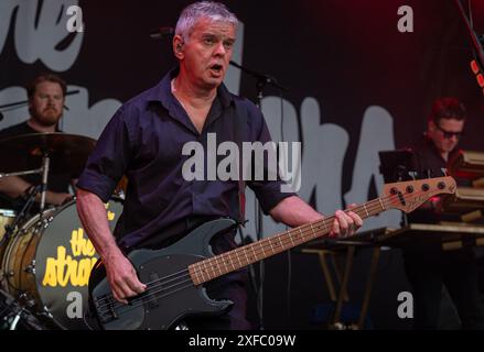 Guildford / UK - 29. Juni 2024: Das ursprüngliche Bandmitglied Jean-Jacques Burnel tritt mit den Stranglers auf dem Guilfest Music Festival in Guildford, Surrey, UK. Stockfoto