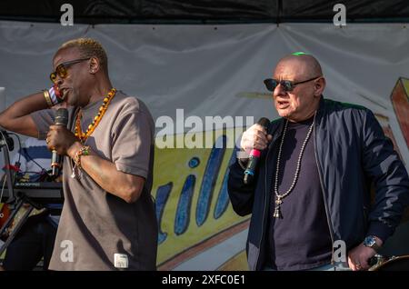 Guildford / Großbritannien - 29. Juni 2024: Ex-Happy Mondays-Sänger Shaun Ryder tritt zusammen mit Paul 'Kermit' Leveridge und seiner Band Black Grape auf dem Guilfest musi auf Stockfoto