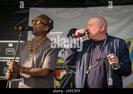 Guildford / Großbritannien - 29. Juni 2024: Ex-Happy Mondays-Sänger Shaun Ryder tritt zusammen mit Paul 'Kermit' Leveridge und seiner Band Black Grape auf dem Guilfest musi auf Stockfoto