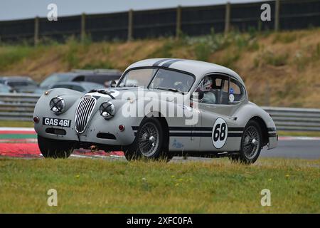 Marc Gordon, Jaguar XK140, MRL RAC Woodcote Trophy & Stirling Moss Trophy für Sportwagen vor 56 und vor 61, ein einstündiges Rennen mit ikonischen Fahrzeugen Stockfoto