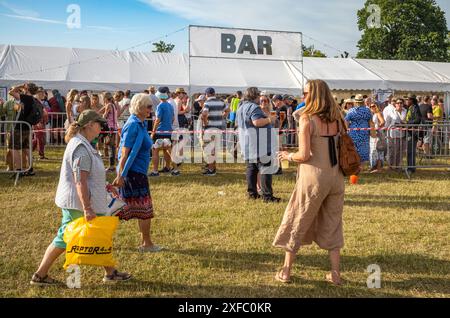 Guildford / Großbritannien - 29. Juni 2024: Leute stehen vor dem Bierhelt, um Getränke von der Bar des Guilfest Music Festivals, Guildford, Surrey, Großbritannien, zu trinken. Stockfoto