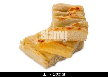 Focaccia mit geschmolzenem Käse auf der Oberseite, Fladenbrotscheiben mit Käse gestapelt und isoliert auf weiß mit Schnittpfad im Lieferumfang enthalten Stockfoto