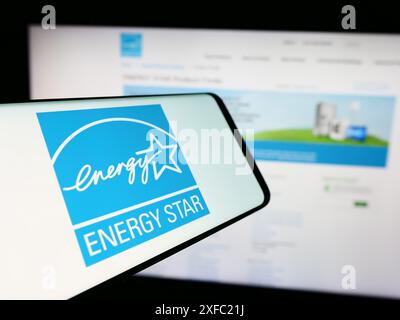 Handy mit Logo des amerikanischen Energieeffizienzprogramms Energy Star vor der Website. Konzentrieren Sie sich auf die Mitte des Telefondisplays. Stockfoto