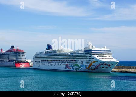 Civitavecchia, Italien, 22. Mai 2024: Norwegisches Kreuzfahrtschiff Norwegian Pearl, dahinter Virgin Voyages Kreuzfahrtschiff Stockfoto