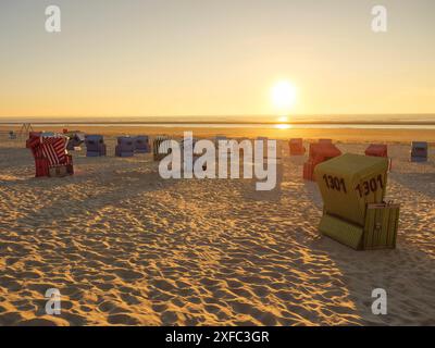 Liegestühle im Sand bei einem schönen Sonnenuntergang am Strand, langeoog, ostfriesland, deutschland Stockfoto