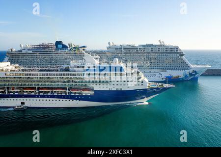 Civitavecchia, Italien – 22. Mai 2024: Das Kreuzfahrtschiff Marella Voyager fährt an dem vertäuten Kreuzfahrtschiff Norwegian Escape vorbei Stockfoto