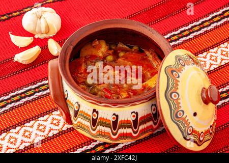 Traditionelles Gemüsegericht für die Balkanvölker in einer Keramikschale. Selektiver Fokus mit geringer Schärfentiefe. Stockfoto