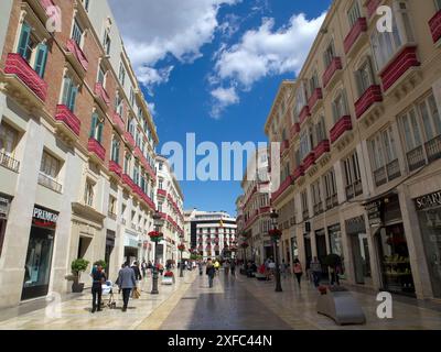 Lebhafte Einkaufsstraße mit vielen Menschen, Geschäften und schöner Architektur, malaga, spanien Stockfoto