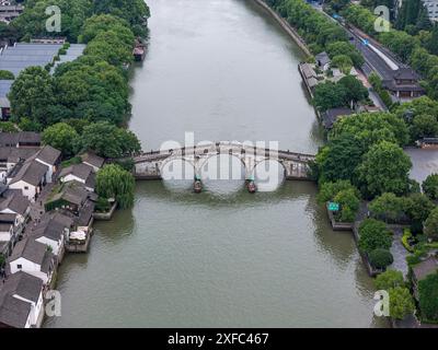 Ein Foto zeigt die Gongchen-Brücke, die höchste und längste Steinbogenbrücke über den Peking-Hangzhou Grand Canal, ein Wahrzeichen am südlichen Ende des Kanals und das Weltkulturerbe des Grand Canal, am 18. Juni 2024 in Hangzhou, China. Mit einer Länge von 98 Metern und einer Höhe von 16 Metern ist die Gongchenbrücke in der Mitte des Brückenbodens 5,9 Meter breit und am Ende der Brücke 12,2 Meter breit. Sie ist die höchste und längste Steinbogenbrücke zwischen alten Brücken in Hangzhou und ein Wahrzeichen am südlichen Ende des Canal Grande. (Foto: Costfoto/ Stockfoto