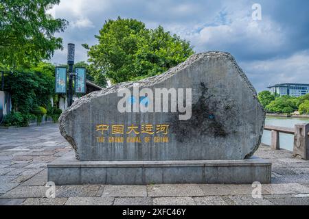 Ein Foto zeigt die Gongchen-Brücke, die höchste und längste Steinbogenbrücke über den Peking-Hangzhou Grand Canal, ein Wahrzeichen am südlichen Ende des Kanals und das Weltkulturerbe des Grand Canal, am 18. Juni 2024 in Hangzhou, China. Mit einer Länge von 98 Metern und einer Höhe von 16 Metern ist die Gongchenbrücke in der Mitte des Brückenbodens 5,9 Meter breit und am Ende der Brücke 12,2 Meter breit. Sie ist die höchste und längste Steinbogenbrücke zwischen alten Brücken in Hangzhou und ein Wahrzeichen am südlichen Ende des Canal Grande. (Foto: Costfoto/ Stockfoto