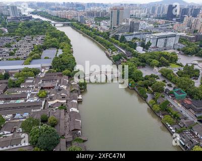 Ein Foto zeigt die Gongchen-Brücke, die höchste und längste Steinbogenbrücke über den Peking-Hangzhou Grand Canal, ein Wahrzeichen am südlichen Ende des Kanals und das Weltkulturerbe des Grand Canal, am 18. Juni 2024 in Hangzhou, China. Mit einer Länge von 98 Metern und einer Höhe von 16 Metern ist die Gongchenbrücke in der Mitte des Brückenbodens 5,9 Meter breit und am Ende der Brücke 12,2 Meter breit. Sie ist die höchste und längste Steinbogenbrücke zwischen alten Brücken in Hangzhou und ein Wahrzeichen am südlichen Ende des Canal Grande. (Foto: Costfoto/ Stockfoto