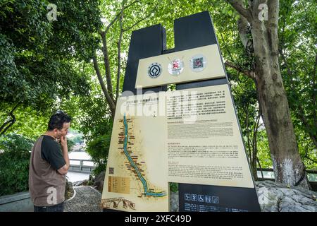 Ein Foto zeigt die Gongchen-Brücke, die höchste und längste Steinbogenbrücke über den Peking-Hangzhou Grand Canal, ein Wahrzeichen am südlichen Ende des Kanals und das Weltkulturerbe des Grand Canal, am 18. Juni 2024 in Hangzhou, China. Mit einer Länge von 98 Metern und einer Höhe von 16 Metern ist die Gongchenbrücke in der Mitte des Brückenbodens 5,9 Meter breit und am Ende der Brücke 12,2 Meter breit. Sie ist die höchste und längste Steinbogenbrücke zwischen alten Brücken in Hangzhou und ein Wahrzeichen am südlichen Ende des Canal Grande. (Foto: Costfoto/ Stockfoto