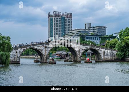 Ein Foto zeigt die Gongchen-Brücke, die höchste und längste Steinbogenbrücke über den Peking-Hangzhou Grand Canal, ein Wahrzeichen am südlichen Ende des Kanals und das Weltkulturerbe des Grand Canal, am 18. Juni 2024 in Hangzhou, China. Mit einer Länge von 98 Metern und einer Höhe von 16 Metern ist die Gongchenbrücke in der Mitte des Brückenbodens 5,9 Meter breit und am Ende der Brücke 12,2 Meter breit. Sie ist die höchste und längste Steinbogenbrücke zwischen alten Brücken in Hangzhou und ein Wahrzeichen am südlichen Ende des Canal Grande. (Foto: Costfoto/ Stockfoto