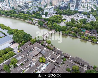 Ein Foto zeigt die Gongchen-Brücke, die höchste und längste Steinbogenbrücke über den Peking-Hangzhou Grand Canal, ein Wahrzeichen am südlichen Ende des Kanals und das Weltkulturerbe des Grand Canal, am 18. Juni 2024 in Hangzhou, China. Mit einer Länge von 98 Metern und einer Höhe von 16 Metern ist die Gongchenbrücke in der Mitte des Brückenbodens 5,9 Meter breit und am Ende der Brücke 12,2 Meter breit. Sie ist die höchste und längste Steinbogenbrücke zwischen alten Brücken in Hangzhou und ein Wahrzeichen am südlichen Ende des Canal Grande. (Foto: Costfoto/ Stockfoto