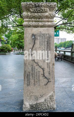 Ein Foto zeigt die Gongchen-Brücke, die höchste und längste Steinbogenbrücke über den Peking-Hangzhou Grand Canal, ein Wahrzeichen am südlichen Ende des Kanals und das Weltkulturerbe des Grand Canal, am 18. Juni 2024 in Hangzhou, China. Mit einer Länge von 98 Metern und einer Höhe von 16 Metern ist die Gongchenbrücke in der Mitte des Brückenbodens 5,9 Meter breit und am Ende der Brücke 12,2 Meter breit. Sie ist die höchste und längste Steinbogenbrücke zwischen alten Brücken in Hangzhou und ein Wahrzeichen am südlichen Ende des Canal Grande. (Foto: Costfoto/ Stockfoto