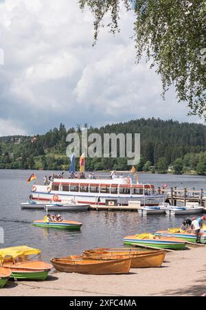 Menschen, die auf dem Titisee in Baden-Württemberg, Deutschland, Europa einsteigen Stockfoto